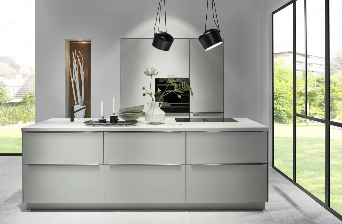 кухня с островом пастельный зеленый