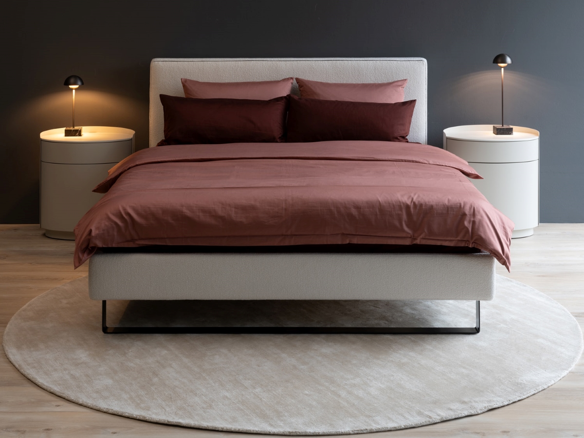 белая дизайнерская кровать в букле две овальные тумбочки, Chiara, Christine Kroencke