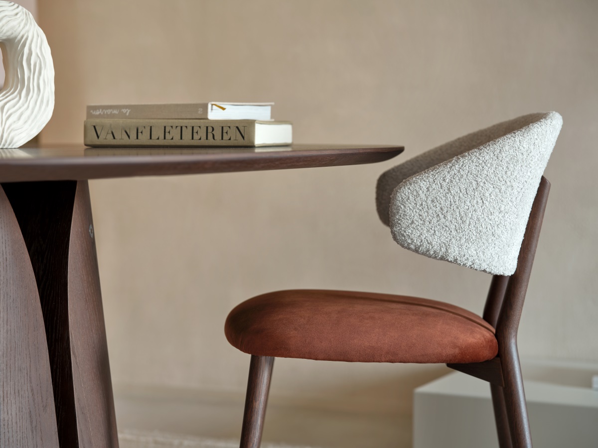 обеденный стул массив ореха комбинированная обивка, Mobitec, овальный стол Blossom, массив ореха