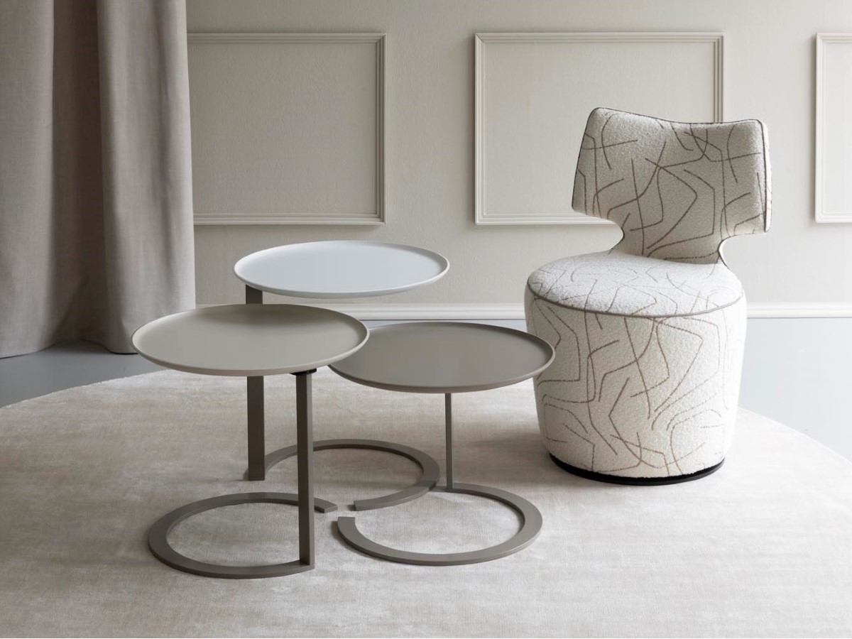 3 журнальных столика металл серый МДФ лак кресло белое, Christine Kroencke, кресло поворотное Raymond, столики Trio 2.0