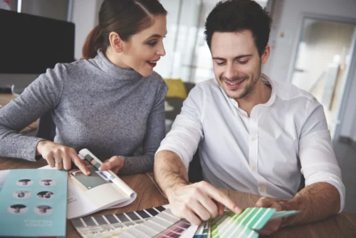 дизайнер с заказчиком выбирает цвет