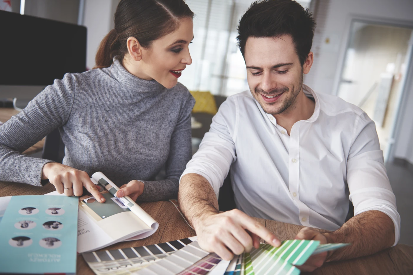 дизайнер с заказчиком выбирает цвет