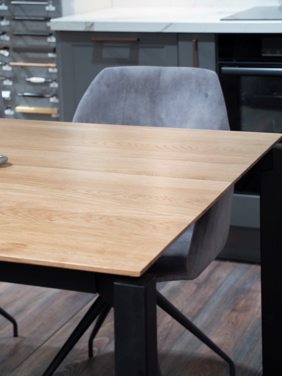 обеденный стол массив дуба, столешница с фрезеровкой, выставочный образец