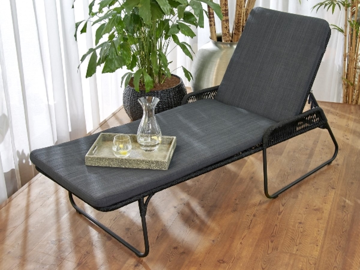 плетеный черный шезлонг outdoor в зимнем саду