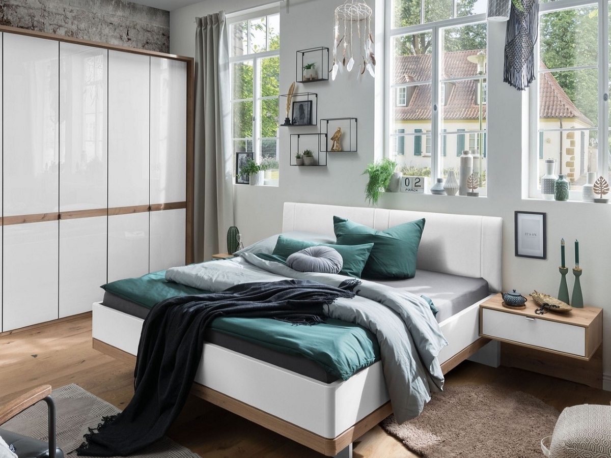 белая кровать с мягкой спинкой и гардеробный шкаф