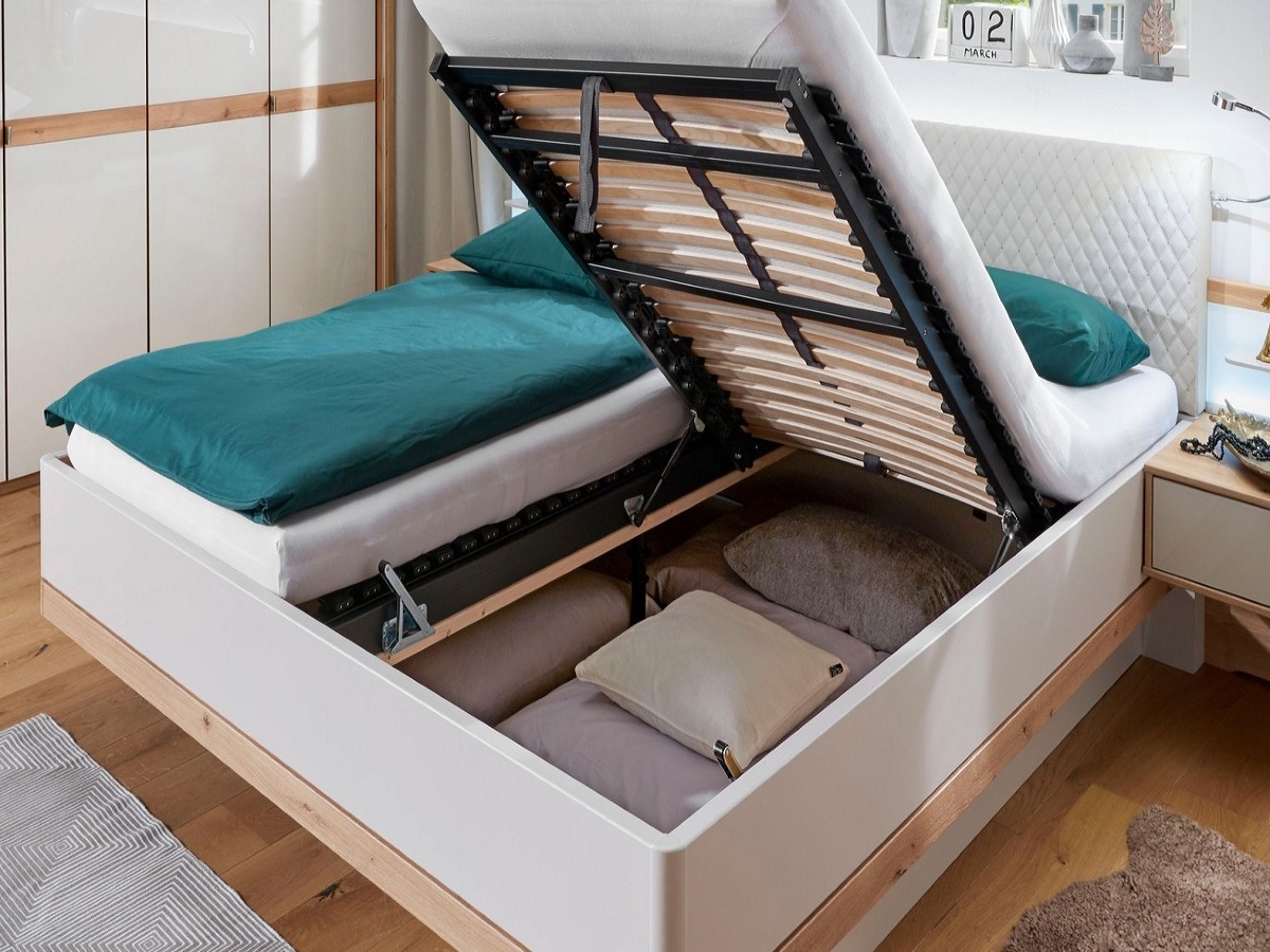 белая кровать с подъемной решеткой и ящиком