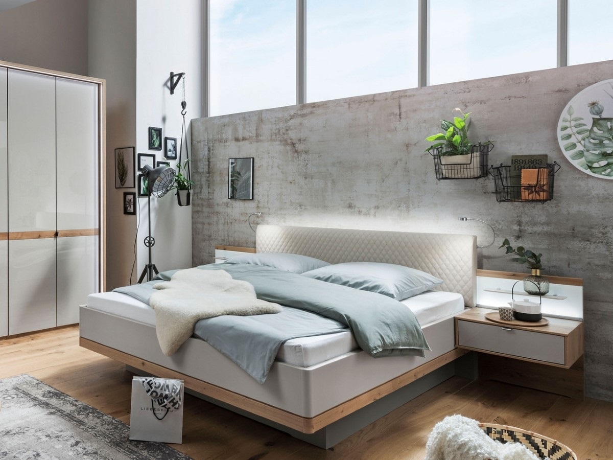 парящая белая кровать с дизайнерской спинкой