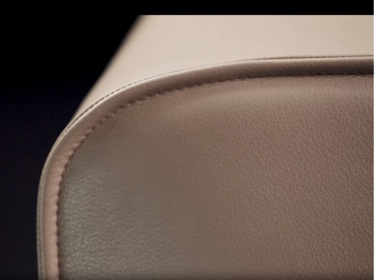 пуф с кантом из натуральной кожи бежевого цвета Christine Kroencke