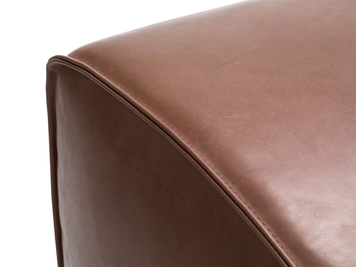 деталь пуфа в натуральной кожи, пуф с объемным кантом, Christine Kroencke