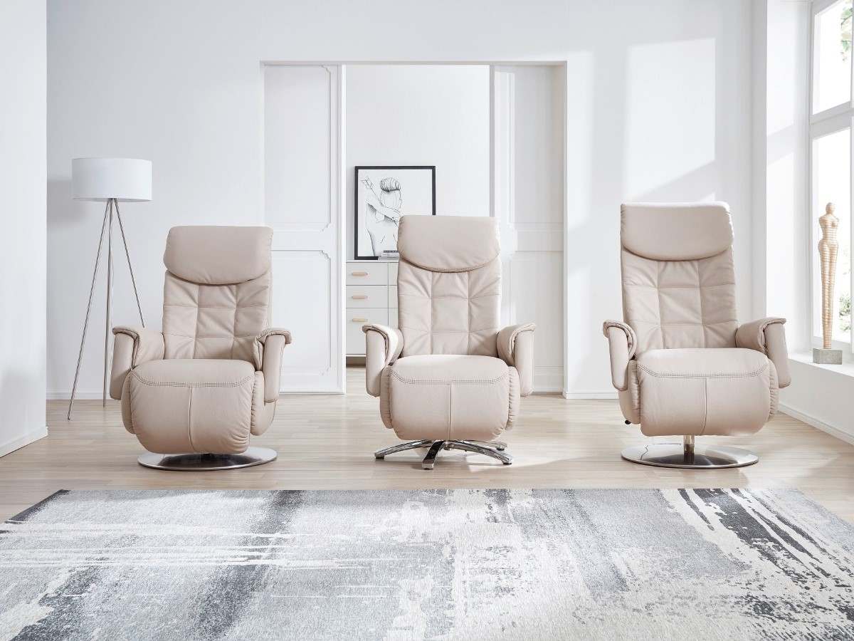 кресла-реклайнеры разной высоты в белой коже