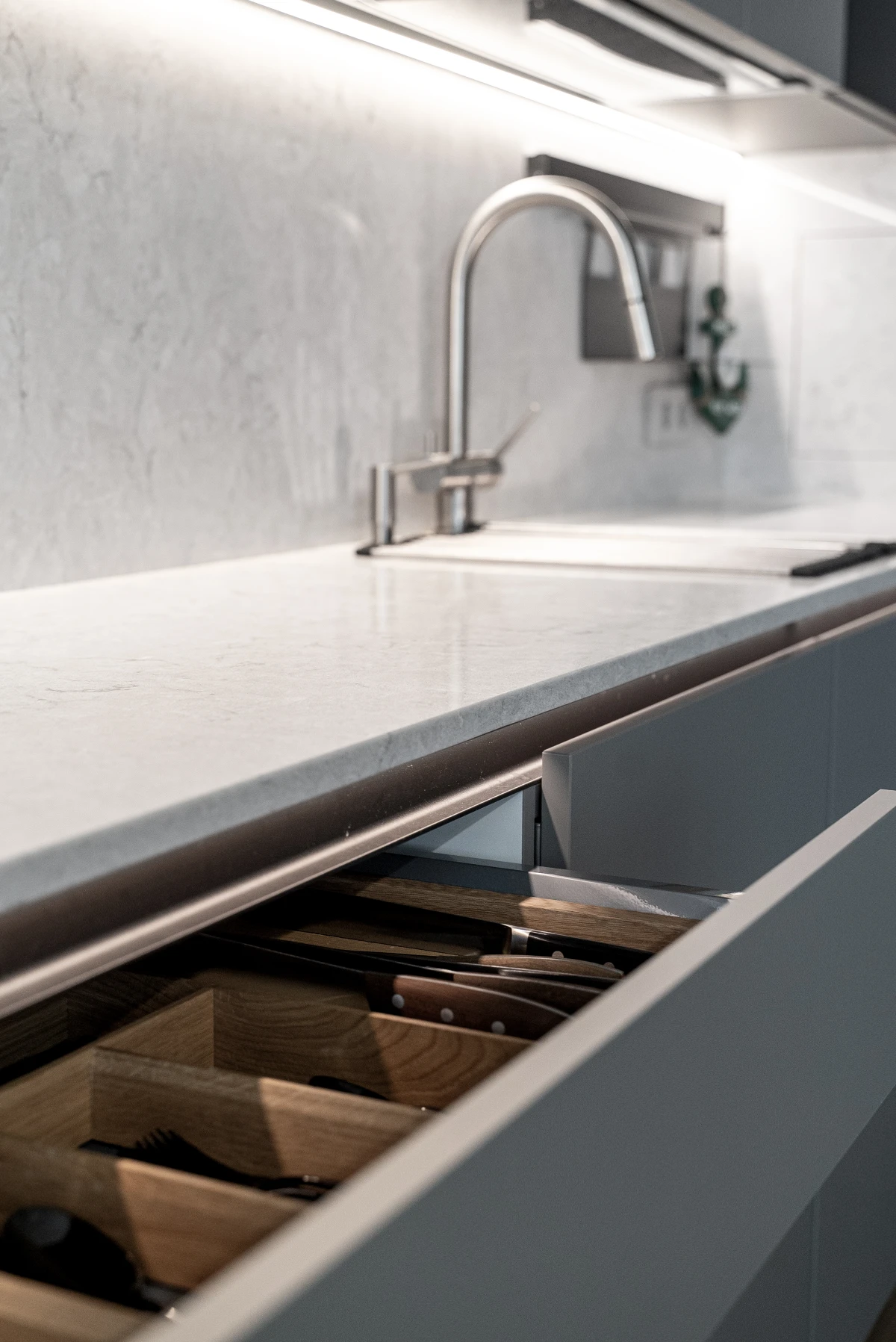 nobilia_senso_realizovanni_proekt_seraya_kuchnia_bolshaia_15