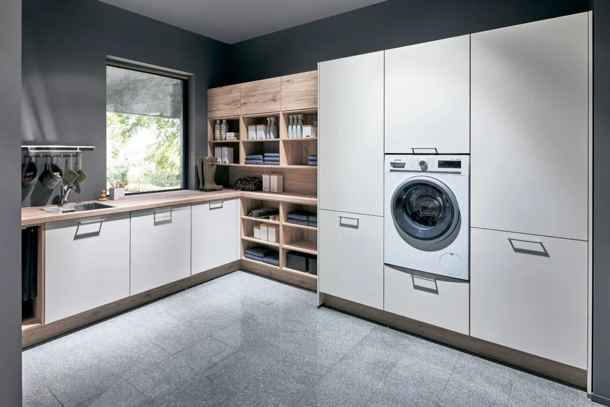 postiroshnay_dereviynie_polki_belie_fasadi