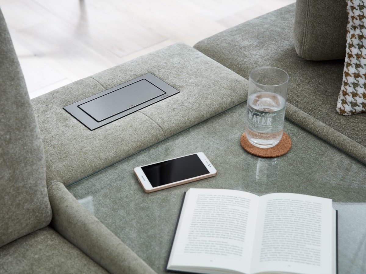 встроенный в диван столик с блоком розеток и USB, немецкая мягкая мебель премиум