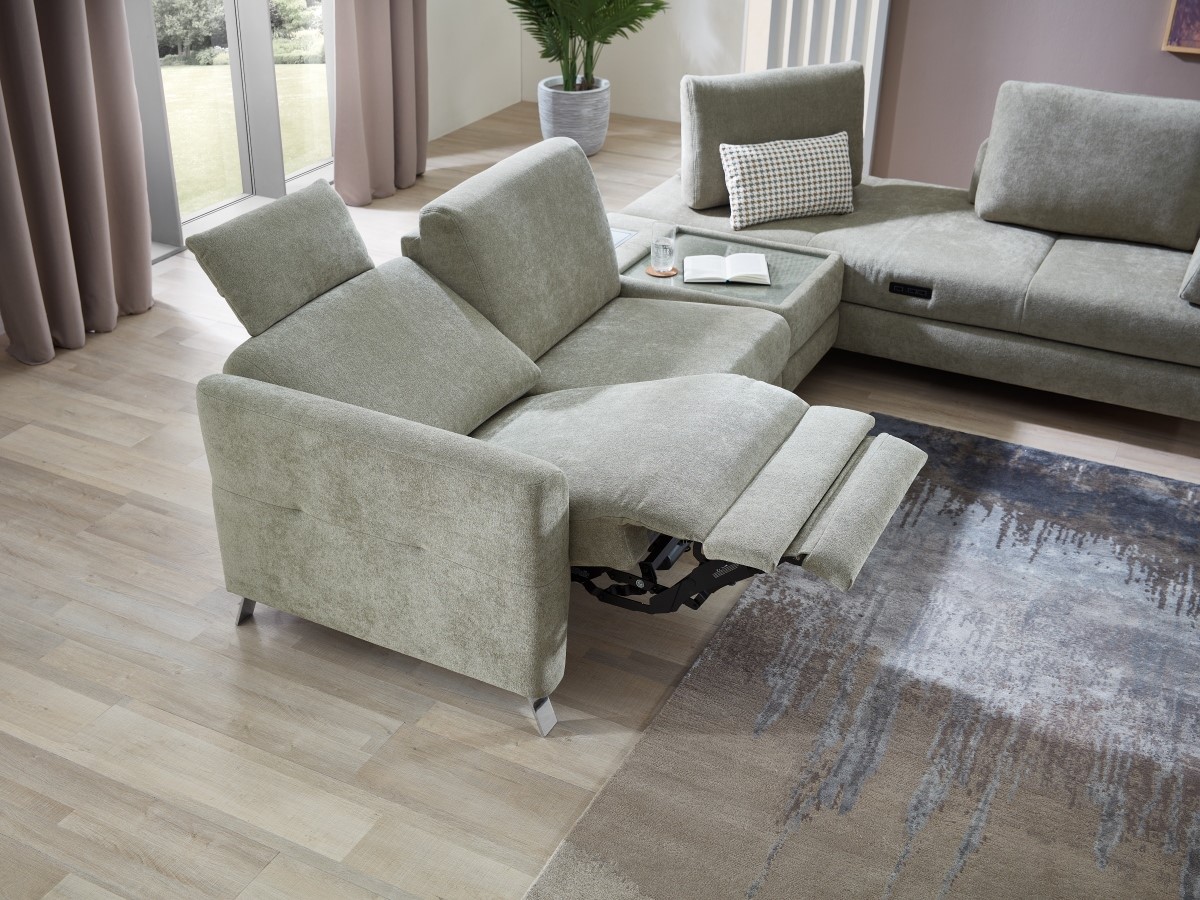 серый угловой диван с реклайнером в микровелюре, диван в гостиную со столиком