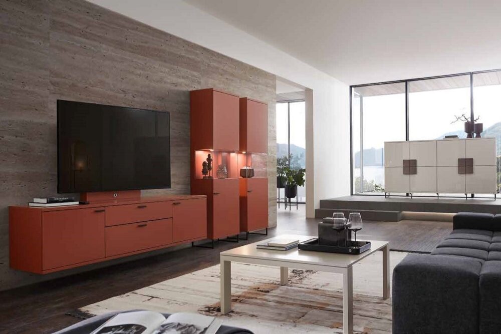 тв-зона в гостиной матовый лак гибискус, тумба под ТВ и витрина с подсветкой