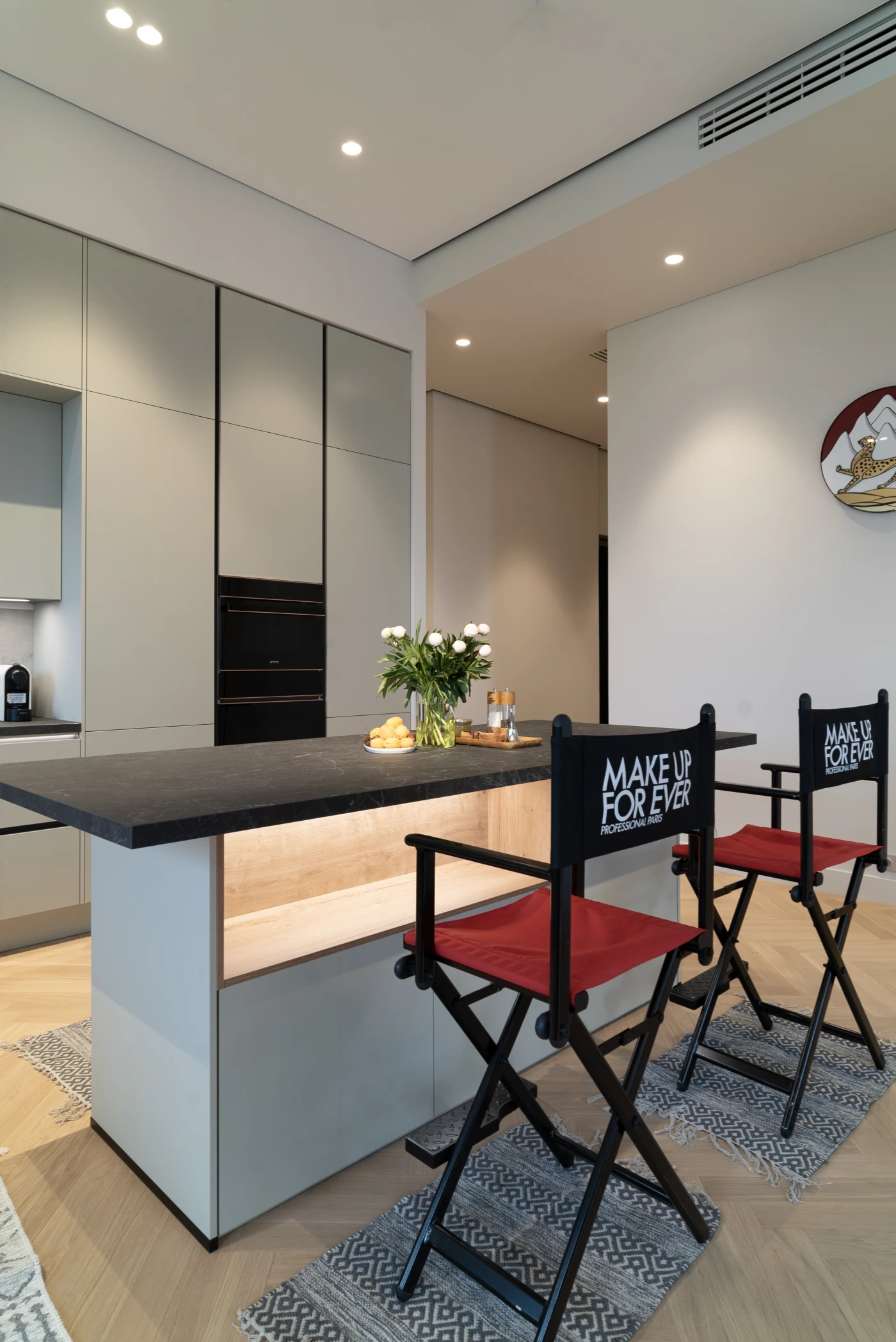 Реализованный проект senso jade nobilia остров с ерной столешницей