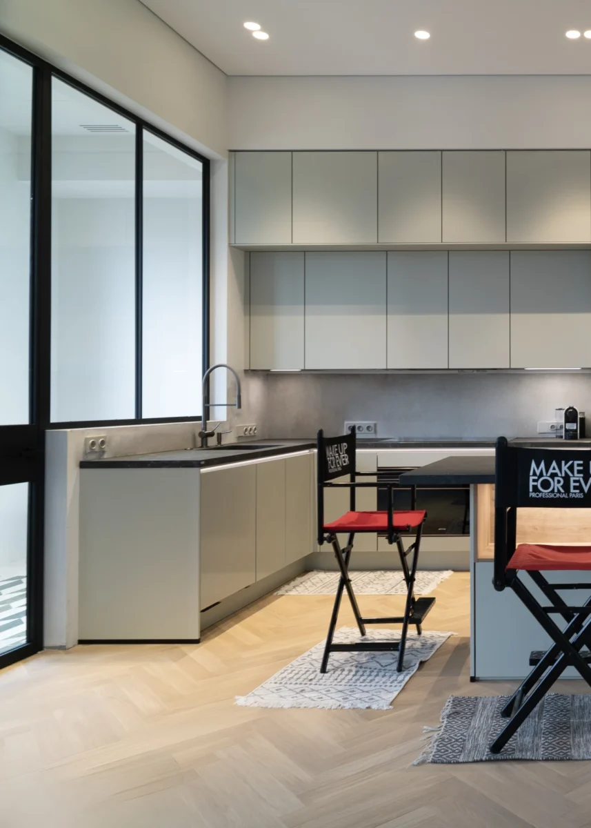 Реализованный проект senso jade nobilia г- образная кухня с окном