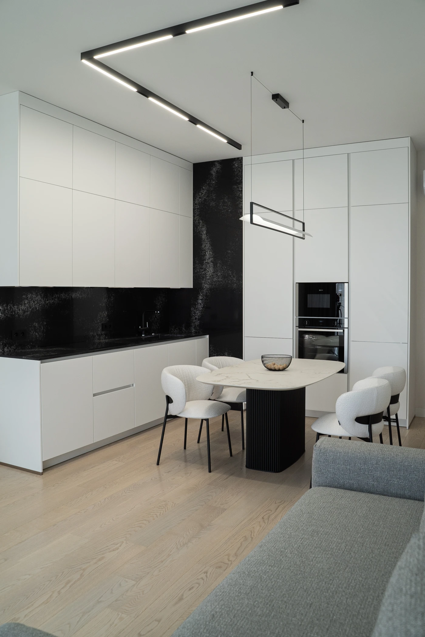 белая угловая кухня с серной столешницей