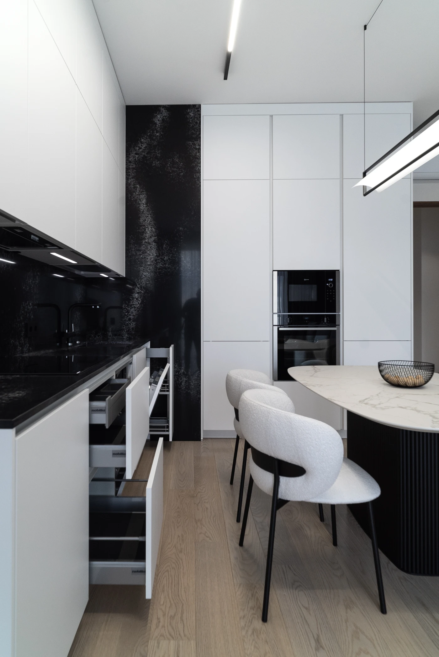 белая угловая кухня ч серной столешницей