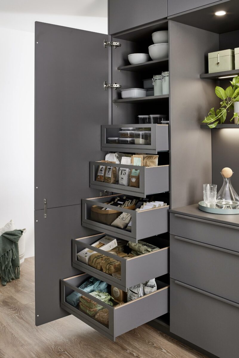 выдвижная система хранения для кухни в колонне