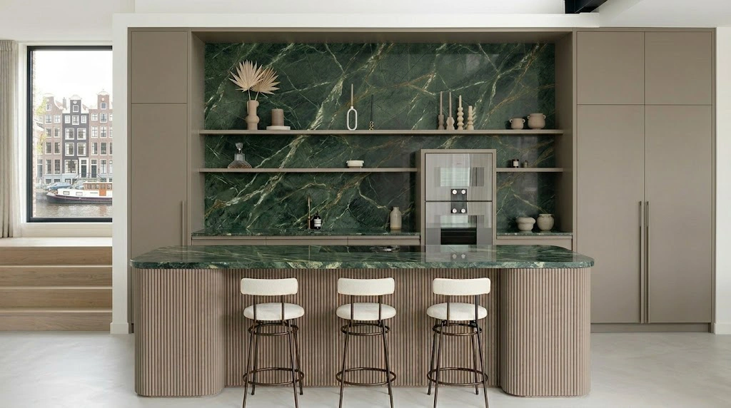 зеленый камень на фартуке