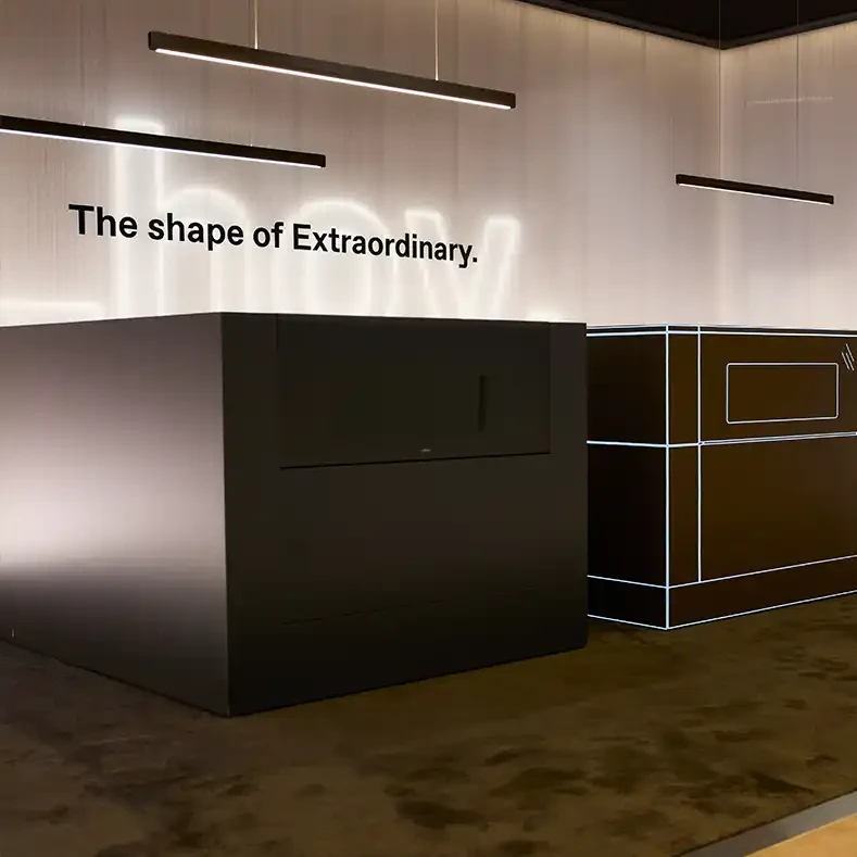 Стенд Elica на EuroCucina 2026 — белые матовые варочные панели